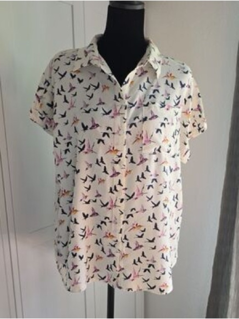 SLIGHTLY USED Jane and Delancey Cream Short-Sleeve Button-Up Shirt w/Bird Print